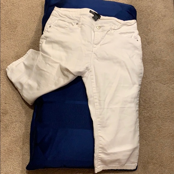 miss poured in blue pants